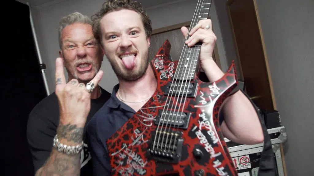 "Stranger Things": l'acteur Joseph Quinn rejoint le groupe de Metallica pour interpréter la chanson emblématique "Master of Puppets"
